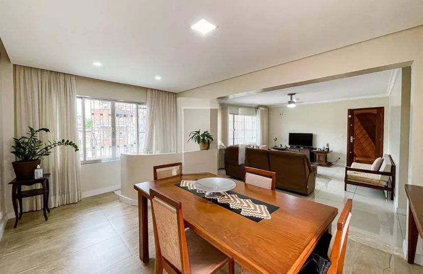 sala de estar com mesa de madeira linda