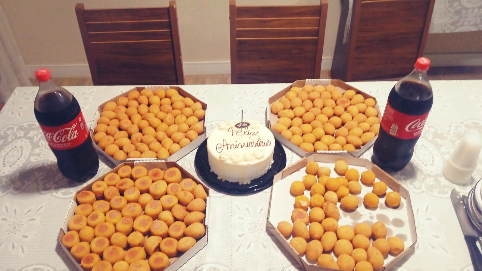 mesa com alimentação completa, com refrigerante e salgados