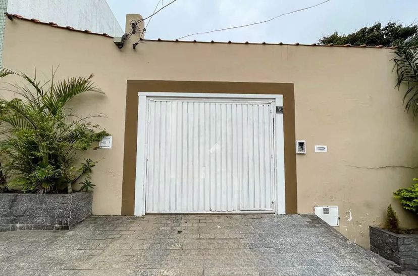 entrada da casa com portão branco 100% fechado