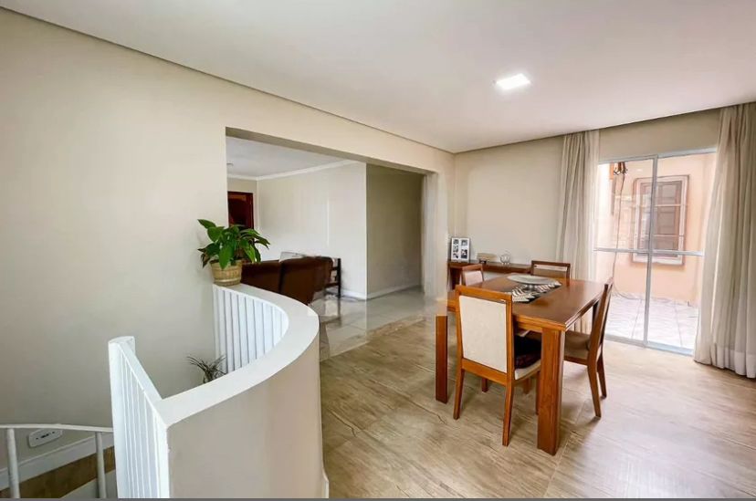 mesa ampla no segundo andar