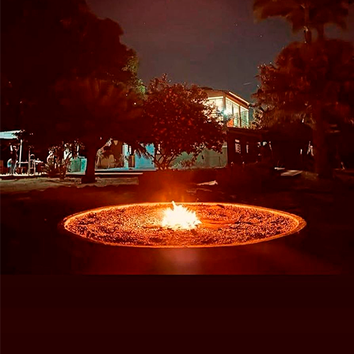 sala de estar com pessoas de uma familia conversando pos almoço