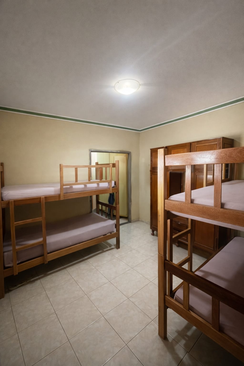 entrada da casa com portão branco 100% fechado