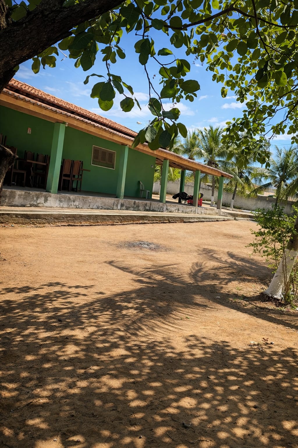 Quarto com cama arrumada e limpas