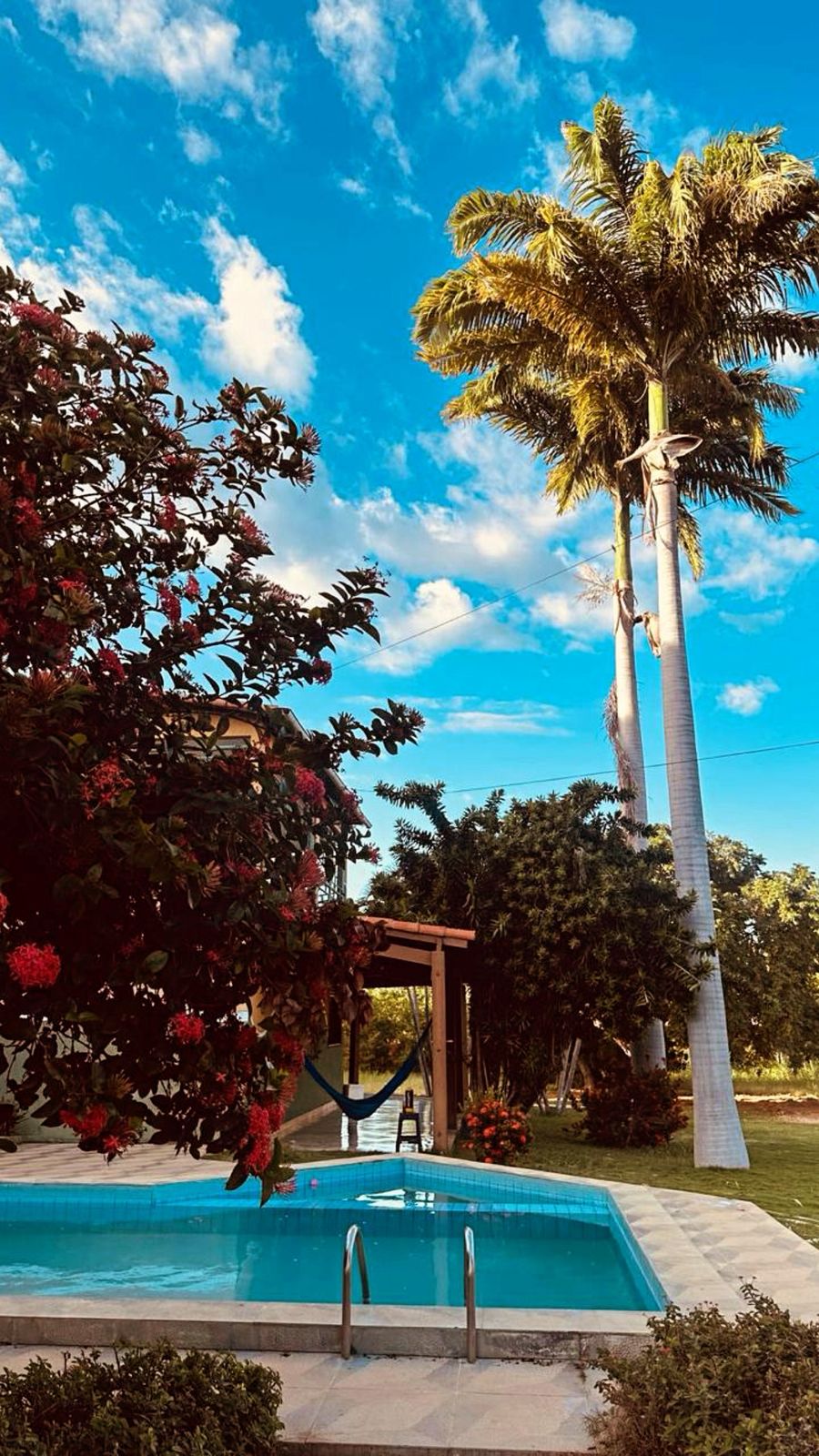 area de estar com piscina para relaxar