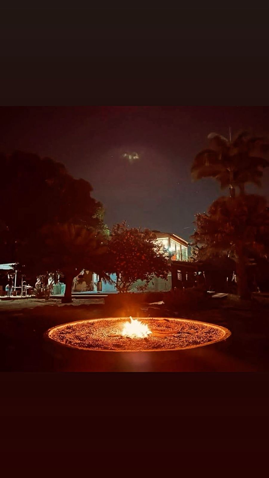 balcão com papeis em cima da mesa